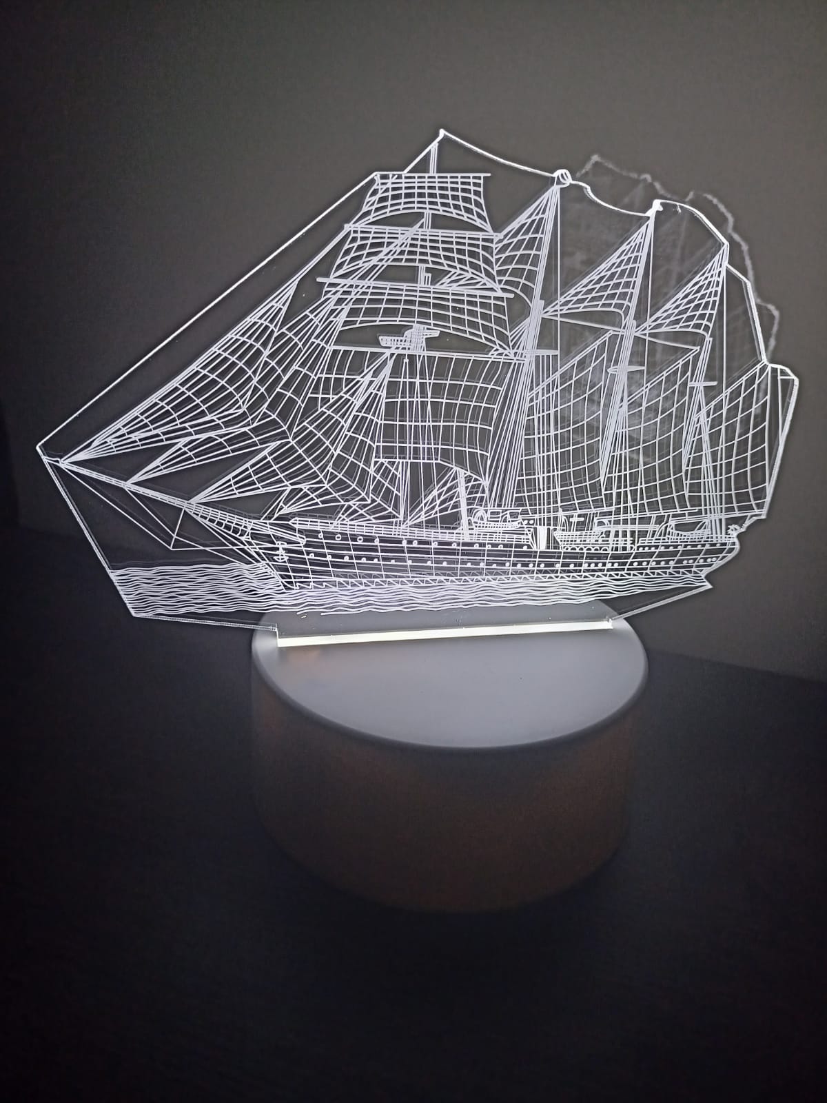 Luminária Abajur Navio Barco Caravela Display Acrílico Led 3d Mesa Quarto Namorado Luz Presente Pai Filho Avo Namorado