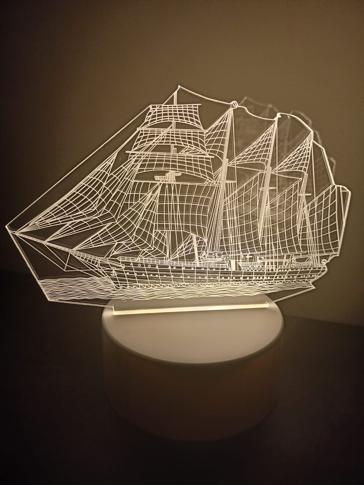 Luminária Abajur Navio Barco Caravela Display Acrílico Led 3d Mesa Quarto Namorado Luz Presente Pai Filho Avo Namorado