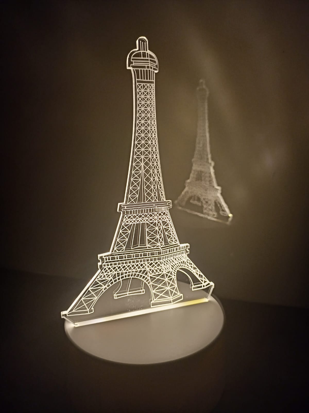 Luminária Abajur Display Led 3d Torre Eiffel Paris Luz Branca Ponto Turistico Origin Presente Mae Pai Filha