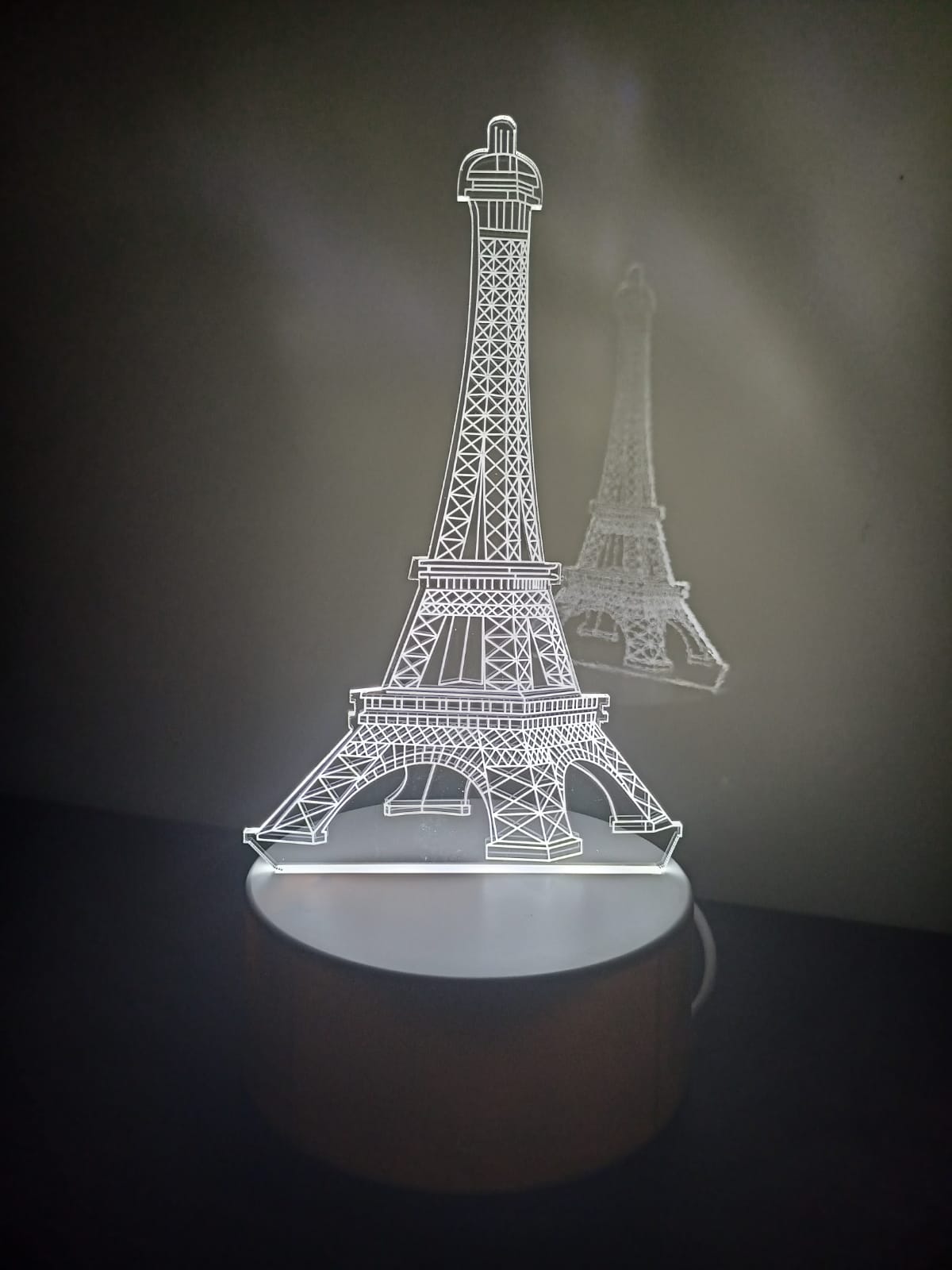 Luminária Abajur Display Led 3d Torre Eiffel Paris Luz Branca Ponto Turistico Origin Presente Mae Pai Filha